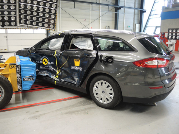 Ford Mondeo Euro NCAP side impact back