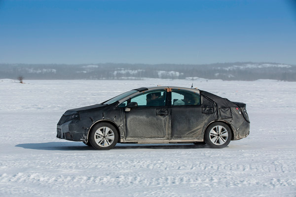 Toyota test waterstofauto FCHV vrieskou Amerika en Canada side