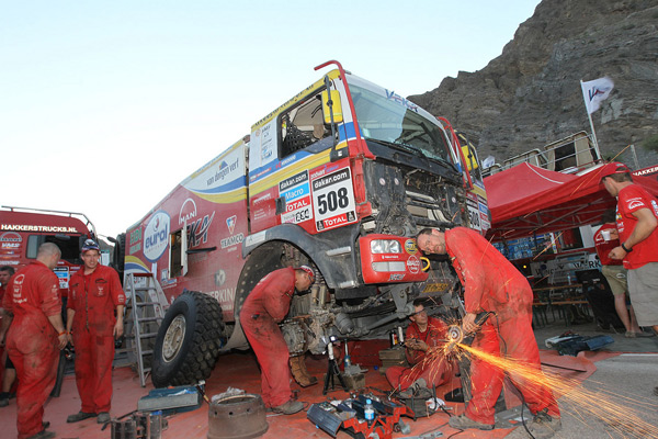 FERM World Rally Team DAKAR 2014 etappe 4 repairs