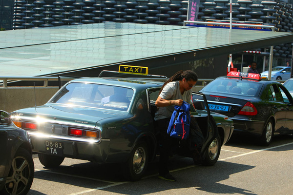 Maarten Spanjer taxichauffeur 50 jaar oude Toyota Crown passagier2