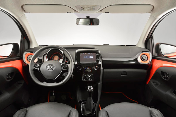 Nieuwe Toyota AYGO X-factor interieur