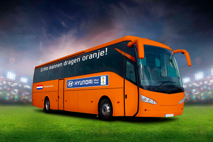 Hyundai WK Voetbal Oranjekoorts busslogan