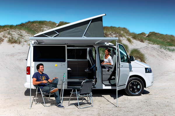 Volkswagen Camper couple beach2