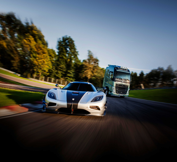 Volvo Trucks vs Koenigsegg racing