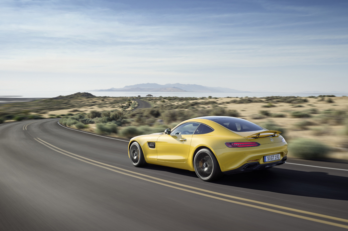 Nieuwe Mercedes-AMG GT yellow back driving