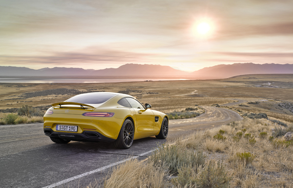 Nieuwe Mercedes-AMG GT yellow back sunset