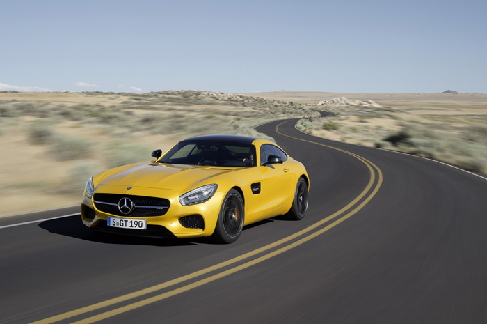 Nieuwe Mercedes-AMG GT yellow front driving