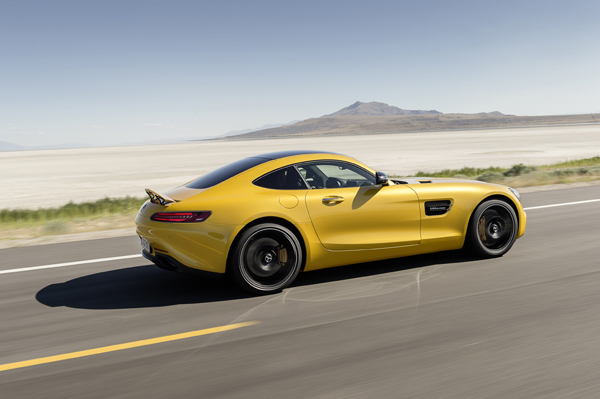 Nieuwe Mercedes-AMG GT yellow side driving
