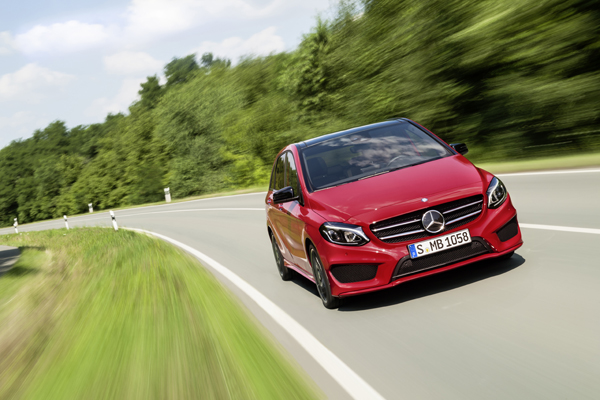 Nieuwe Mercedes-Benz B-Klasse red front driving