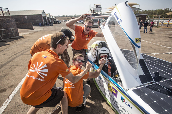 Stormachtige start Nuon Solar Team Afrika celebrating