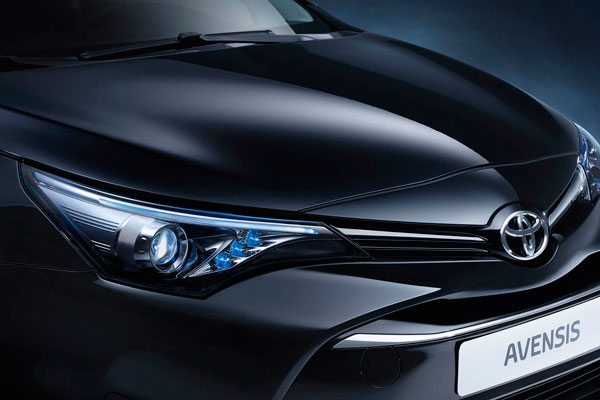Toyota maakt alle prijzen Avensis bekend headlight
