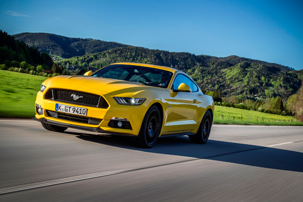 Ford Mustang Fastback-Yellow front