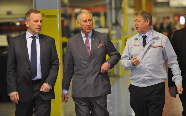 Prins Charles bezoekt Nissan fabriek
