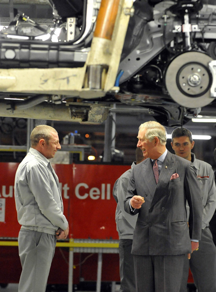 Prins Charles bezoekt Nissan fabriek2