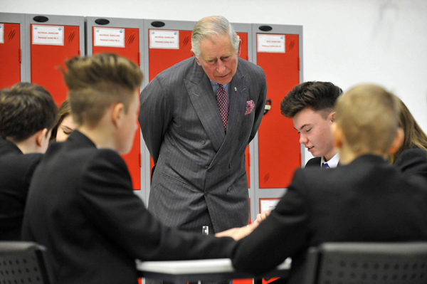 Prins Charles bezoekt Nissan fabriek students