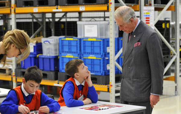 Prins Charles bezoekt Nissan fabriek students2