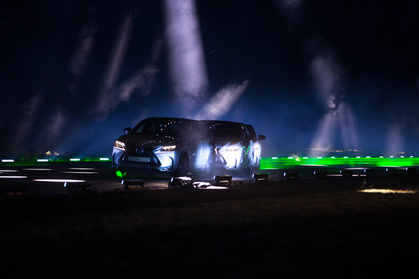 will-i-am musiceert met Lexus NX spotlights2