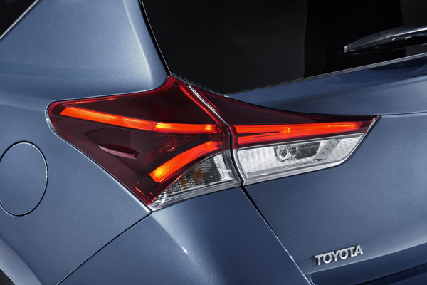 Nieuwe Toyota Auris nieuwe motoren veiliger light