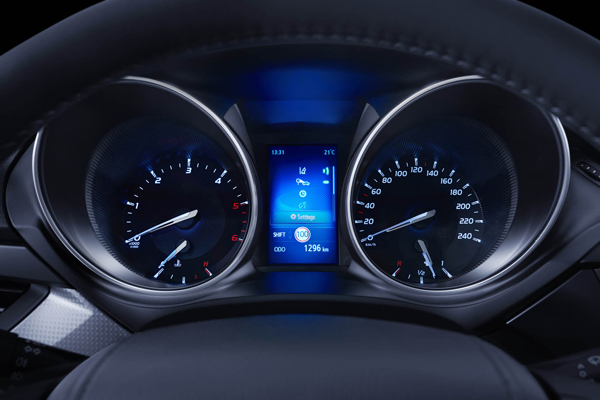 Nieuwe Toyota Avensis overtuigende zakenauto veel actieve veiligheid clocks