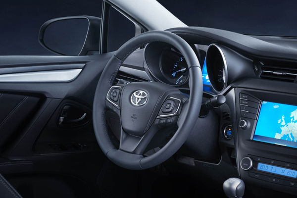 Nieuwe Toyota Avensis overtuigende zakenauto veel actieve veiligheid cockpit