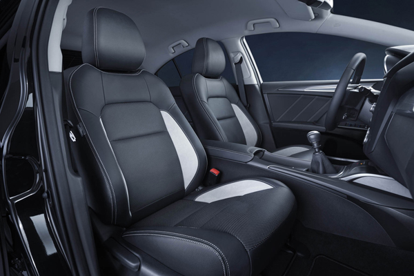 Nieuwe Toyota Avensis overtuigende zakenauto veel actieve veiligheid interieur