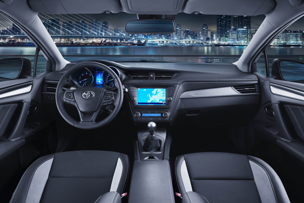 Nieuwe Toyota Avensis overtuigende zakenauto veel actieve veiligheid interieur2