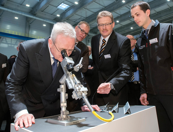 Hypermoderne fabriek Hannover nieuwe Volkswagen Transporter microscope