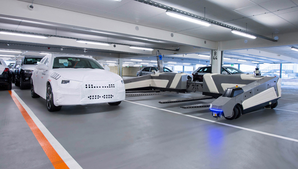 Robots vervoeren autos Audi fabriek