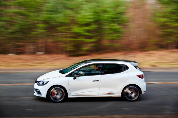 Renault Clio RS Trophy dynamic side