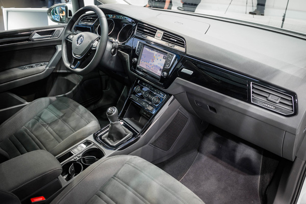 VW Touran 2015 Wolfsburg cockpit