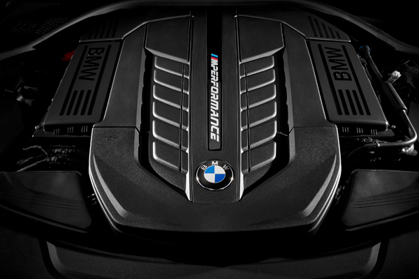 BMW M760Li xDrive engine