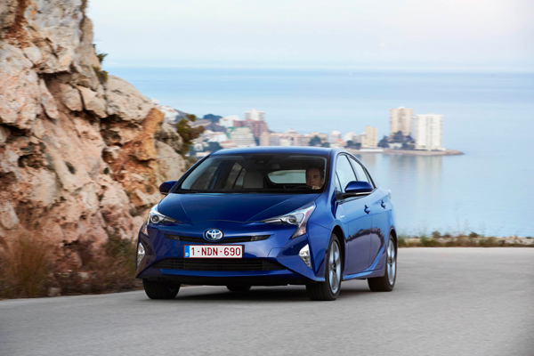 Toyota Prius 3kw blue front dynamic