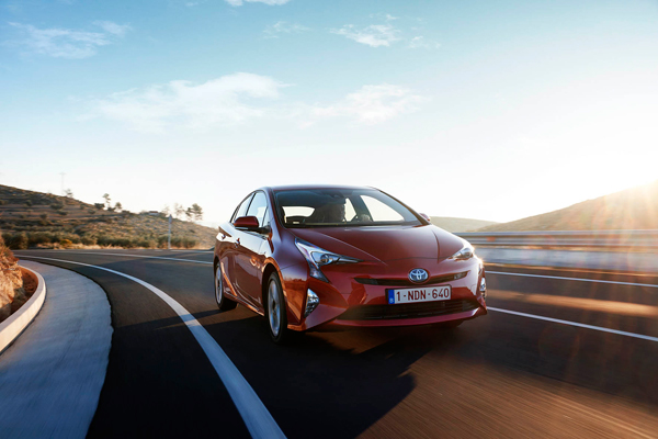 Toyota Prius 3kwfront red dynamic