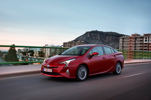 Toyota Prius 3kwfront red dynamic2