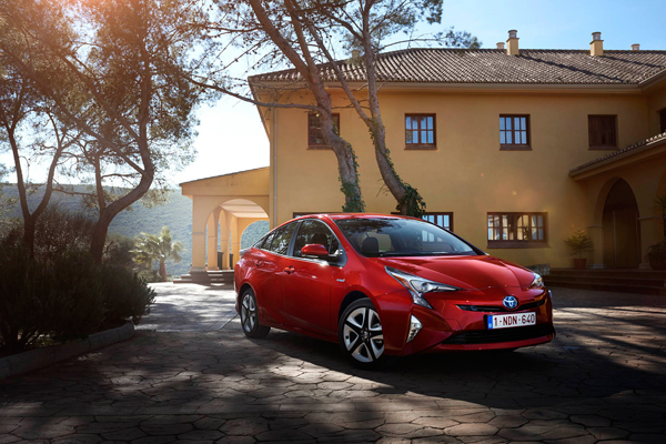 Toyota Prius 3kwfront red house