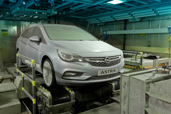 Opel Astra Sports Tourer Climatic Test Chamber cold