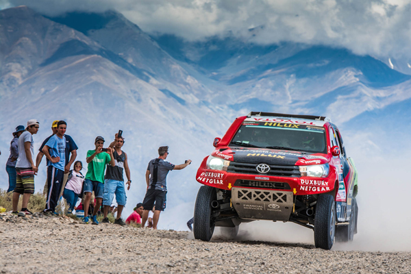 Toyota HiLux Dakar 2016 front