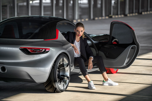Opel GT Concept woman
