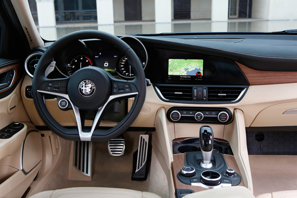 Alfa-Romeo Giulia cockpit