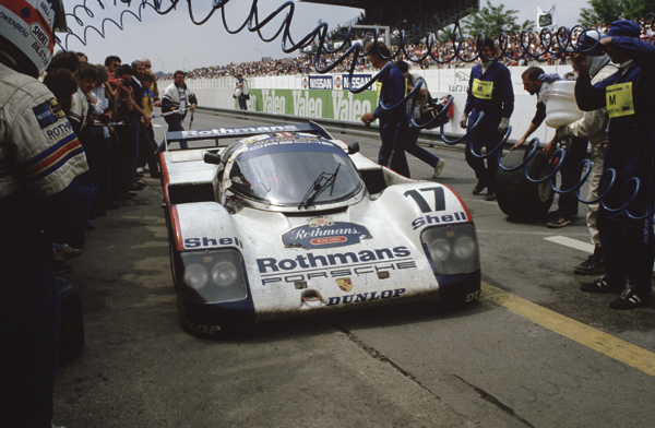 Porsche 962 Rothmans pit