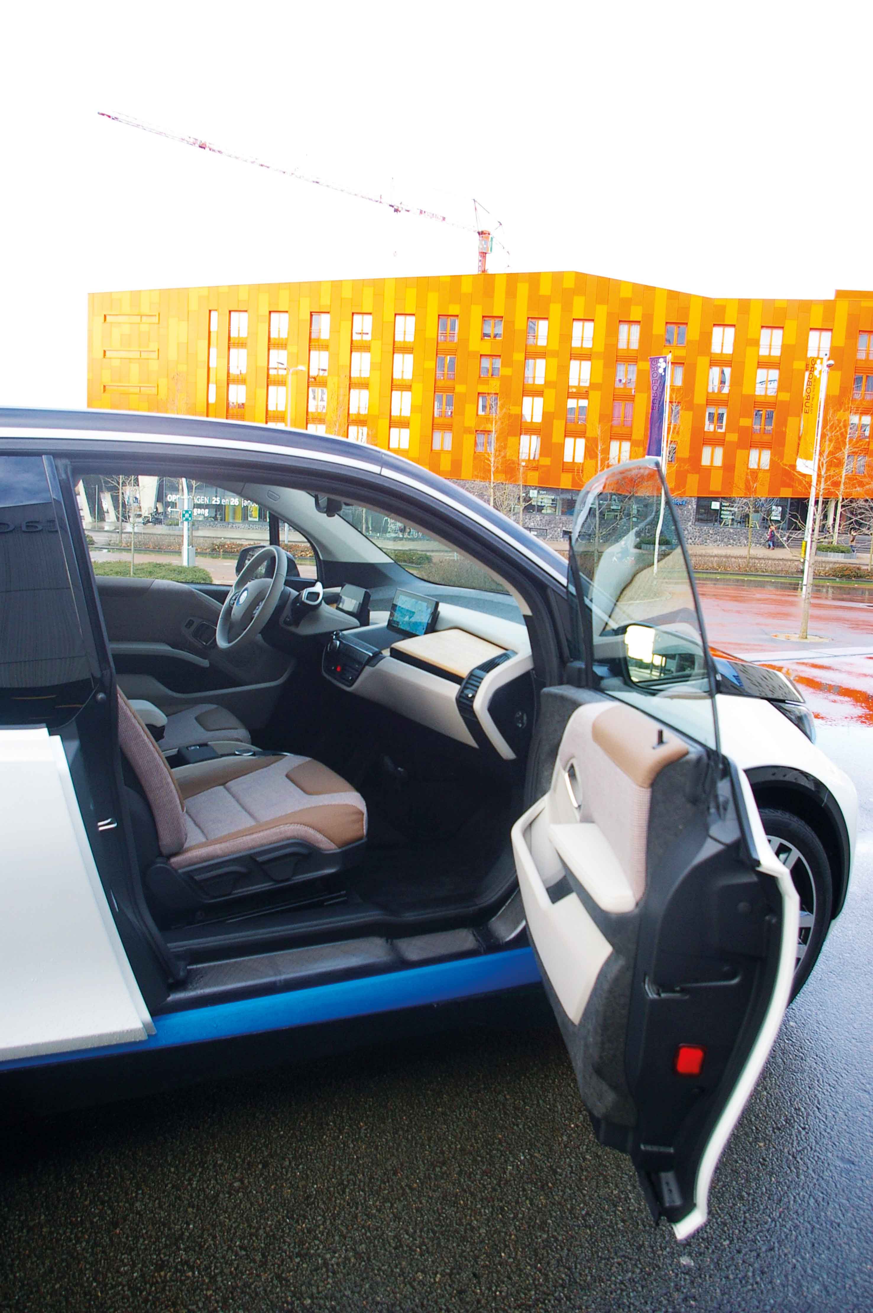 BMW-i3-met-open-rechterdeur-staand
