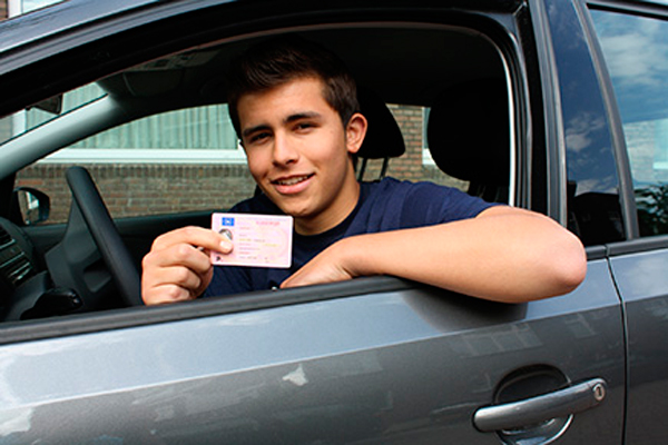 Jongen met rijbewijs
