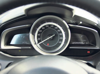 Mazda2 test interieur klokken