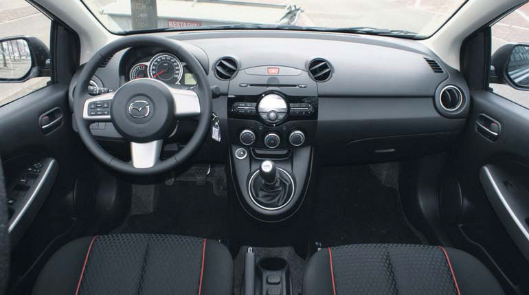 Mazda2 BiFuel test interieur