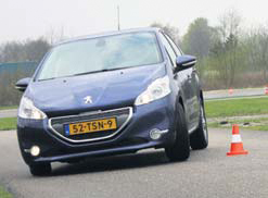Peugeot 208 test slalom