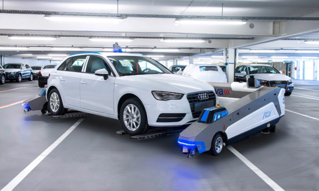 Robots vervoeren auto’s in Audi-fabriek