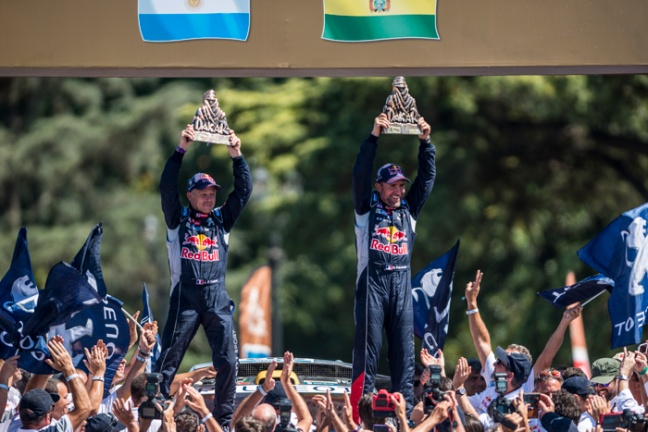 Peugeot wint Le Dakar 2016*