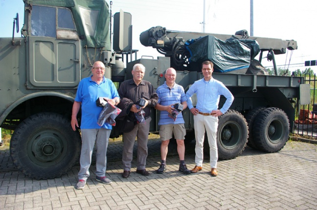 v.l.n.r.: Klaas Visser, Pieter Jan Bakker, Fokko Noord en Wim Pruijs bij de DAF YB-616!