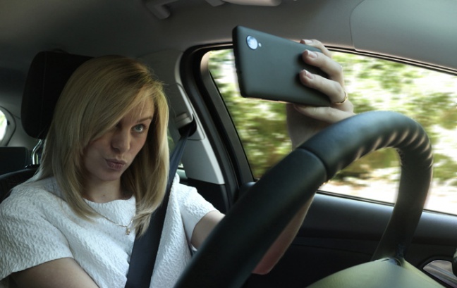Een op de vier jongeren in Europa maakt gevaarlijke 'selfies' tijdens het rijden, volgens onderzoek van Ford
