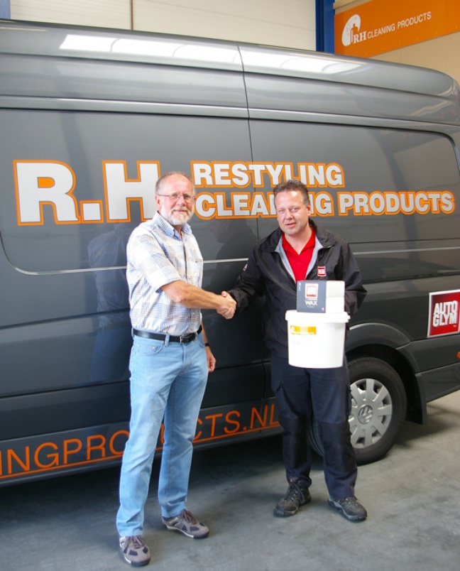 Prijswinnaar Arent Sterenberg (links) ontvangt uit handen van Richard Heijnen van R.H. Restyling de hoofdprijs!
